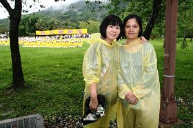 来自台东关山阿美族原住民廖御廷(左)与廖秀吟(右)姐妹