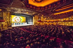 '五月十二日,在芝加哥卡迪拉克皇宫剧院的神韵最后场演出爆满'