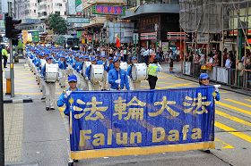 '浩浩荡荡的游行队伍由天国乐团前导,吸引道路两侧的广大民众纷纷拍照。'