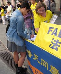 '意大利民众签名反迫害,声援法轮功'