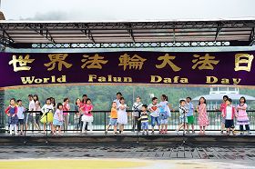 '法轮大法小弟子可爱的唱跳表演,赢得热烈掌声。'