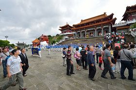 '天国乐团在文武庙广场演奏,一团一团的游客正经过观看,其中有很多来自大陆的游客。'