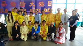 '国会议员凯文•拉莫鲁科斯先生(第二排中)与法轮功学员合影'