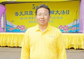 '修炼法轮功已有十多年的曹永赞先生说,在《转法轮》中寻找到人生的最终目标'