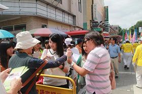'民众争相索取大法资料、纸莲花,迫切了解大法真相。'