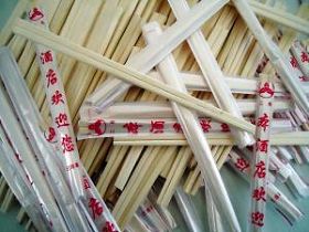 图五、把筷子手工套上塑料袋再捆好就是成品,这是所谓的“高级筷子”,北京各个餐馆常见。
