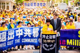 赵淑环女士在集会上,以亲身经历揭露马三家劳教所对法轮功学员的血腥迫害。
