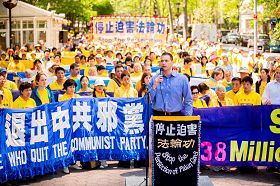 反对活摘器官医师协会的发言人戴蒙.诺托医生在集会上发言