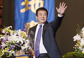 二零一三年纽约法会,李洪志师父给弟子们讲法近两小时。这是师父讲法结束后离开会场前的一幕情景