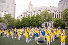 五月十八日,法轮功学员在纽约中国城哥伦布公园集体炼功