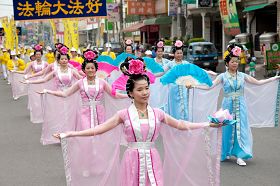 '美丽的仙女队手捧大莲花降凡献瑞,带给民众大法美好。'