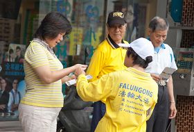 '民众索要大法资料、纸莲花等,了解大法真相。'