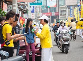 '民众索要大法资料、纸莲花等,了解大法真相。'