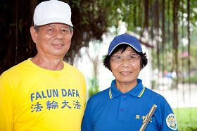 '潮州第一银行退休主管的法轮功学员邱文治,全家族因修炼和谐、快乐。'