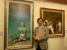台东区合作金库经理王源成欣赏画作后,感受到两岸的对比,而发出“能生活