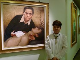 台东无尽雅集画会前理事长杨玉金牵说,画作传递的内涵令人震撼