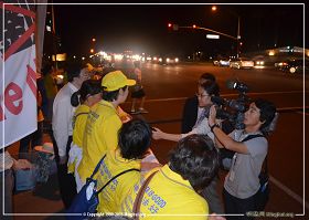 图2:日本朝日新闻的记者在采访法轮功学员