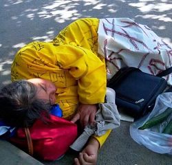 为挽救丈夫的生命,孙素云困睡在保定街头,两根黄瓜就是她的午饭