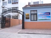 洗脑班位置——邪党校里面有个红太阳学校,610在红太阳学校里面建了个院中院——就是洗脑班,洗脑班就在红太阳学校里面。图是红太阳学校的东门
