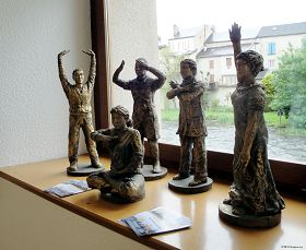 雕塑作品:《法轮功五套功法》