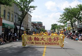在布兰普顿(Brampton)花节游行中的腰鼓队。