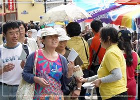 图1:法轮功学员在阿尔巴特步行街上告诉人们法轮功的真相