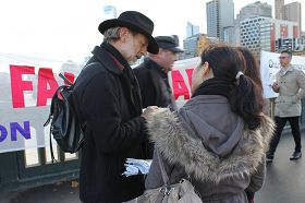 '图3:澳洲著名的诗人大卫·哈勒特先生在请愿信上签名'