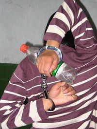 '图2:酷刑演示:“背剑”'