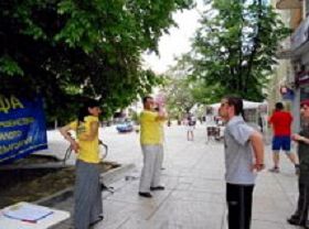 斯利文市第一次迎来法轮大法信息日,很多人来学功