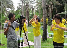'图2:泰国Dude TV“健康和体育”节目摄制组拍摄法轮功学员炼功'