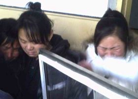 图:二零一一年二月,在佳木斯监狱,秦家妻女见到秦月明遗体痛苦万分。