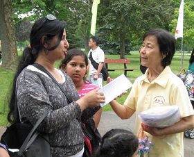 图3:Hina(左一)表示很佩服和支持法轮功