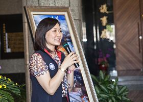 图10:高雄市议员陈丽娜说:“每次看画展都会提醒自己要不断自省。”