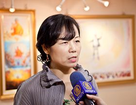 图13:旅德油画家洪秀敏说,藉由美展让我们了解法轮功学员精神的所在