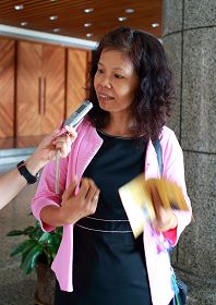 图14:凤山社区服务团团长游秀丽表示参观真善忍美展对她心灵上的震撼很大