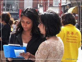 图4:了解法轮功真相的人们纷纷在要求停止强摘器官罪恶的征签表上留下自己的名字。