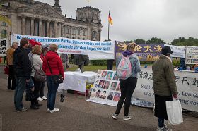 德国议会大厦旁,人们认真了解法轮功在中国无辜受迫害的事实