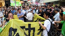 '愤怒的市民自发动手清理除恶,把恶党团伙遮挡法轮功真相点的横幅扯开。'