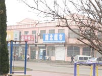 这是潍北监狱南墙外的商店,也曾出售过奴工产品,但因为怕国际舆论谴责不敢公开出售潍北监狱生产的奴工产品,潍北监狱奴工产品名声远扬,社会上都知道,都是公开的“秘密”,潍北监狱这里的人却表白、辩解没有奴工生产,正是“此地无银三百两地”。