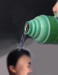酷刑演示:滚开水浇头