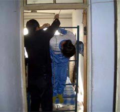酷刑演示:吊起来铐