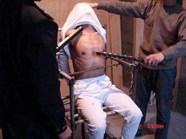 酷刑演示:脱掉衣服电击