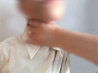 酷刑演示:掐脖子