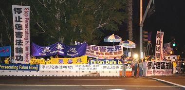 习近平车队必经之路上,法轮功学员打起横幅,要求将迫害元凶绳之以法