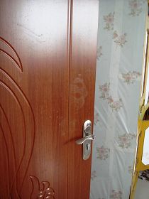 图3:恶警踹卧室门的脚印二十多天后仍清晰可见