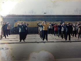 年前绥中一炼功点大法弟子在集体炼功'