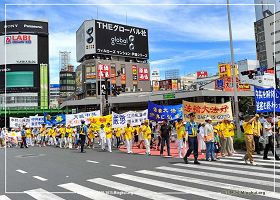 '二零一三年七月十五日,法轮功学员在日本东京繁华商业区新宿游行,谴责中共迫害'