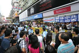'图1: 七月十四日,青关会再度骚扰法轮功真相点,引发大批香港市民的不满与声讨。'