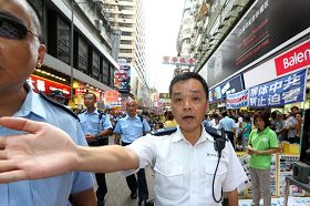 '图3:香港警方不但阻止市民接近了解法轮功真相,还阻挡媒体采访拍照。'