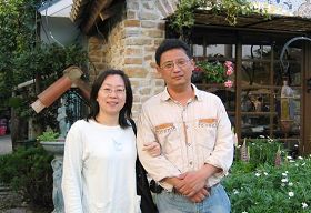 图2:美满修炼后与先生的合照。修炼后的美满遵循真、善、忍待人处事,身心安泰自在。